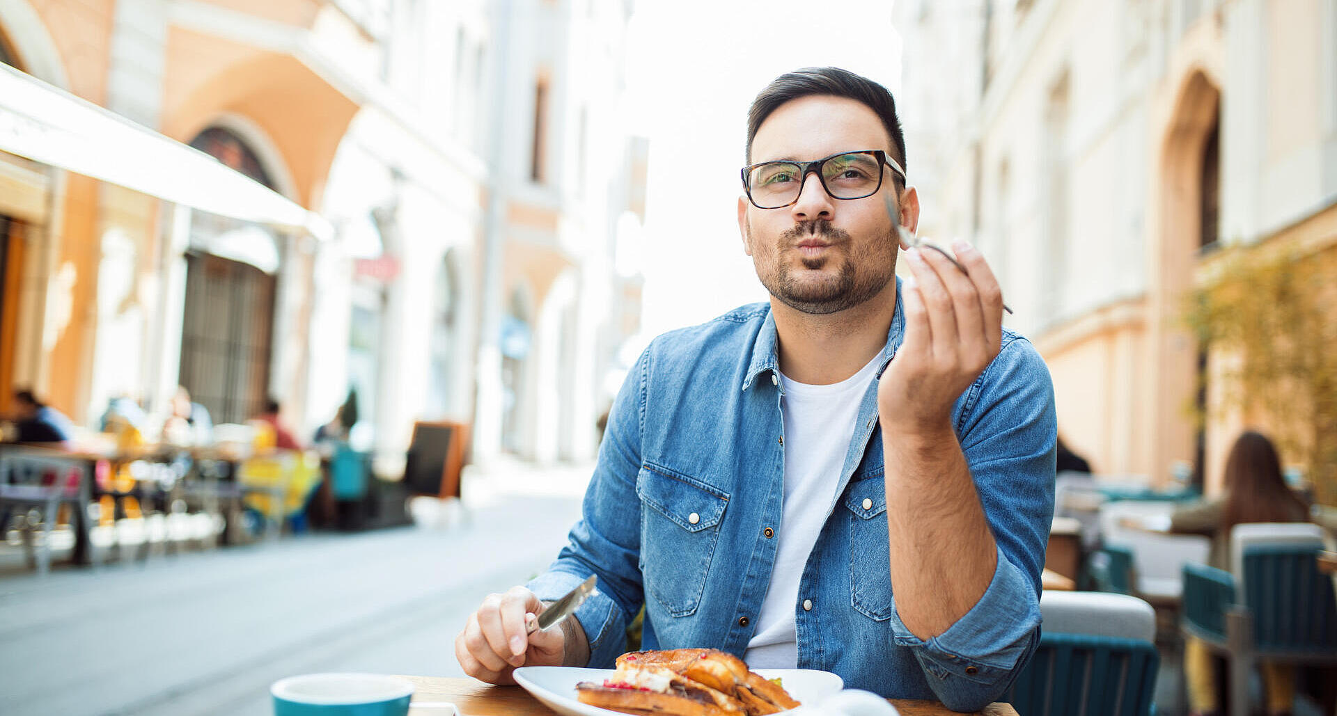 9. Achtsam essen und genießen: Gönnen Sie sich eine Pause für Ihre Mahlzeiten und lassen Sie sich Zeit beim Essen.