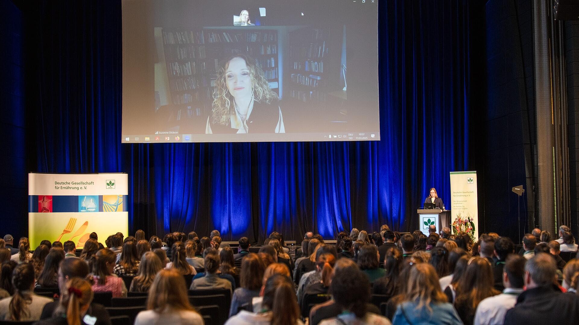 Prof. Dr. Suzanne Dickson wird per Video für ihren Vortrag zugeschaltet