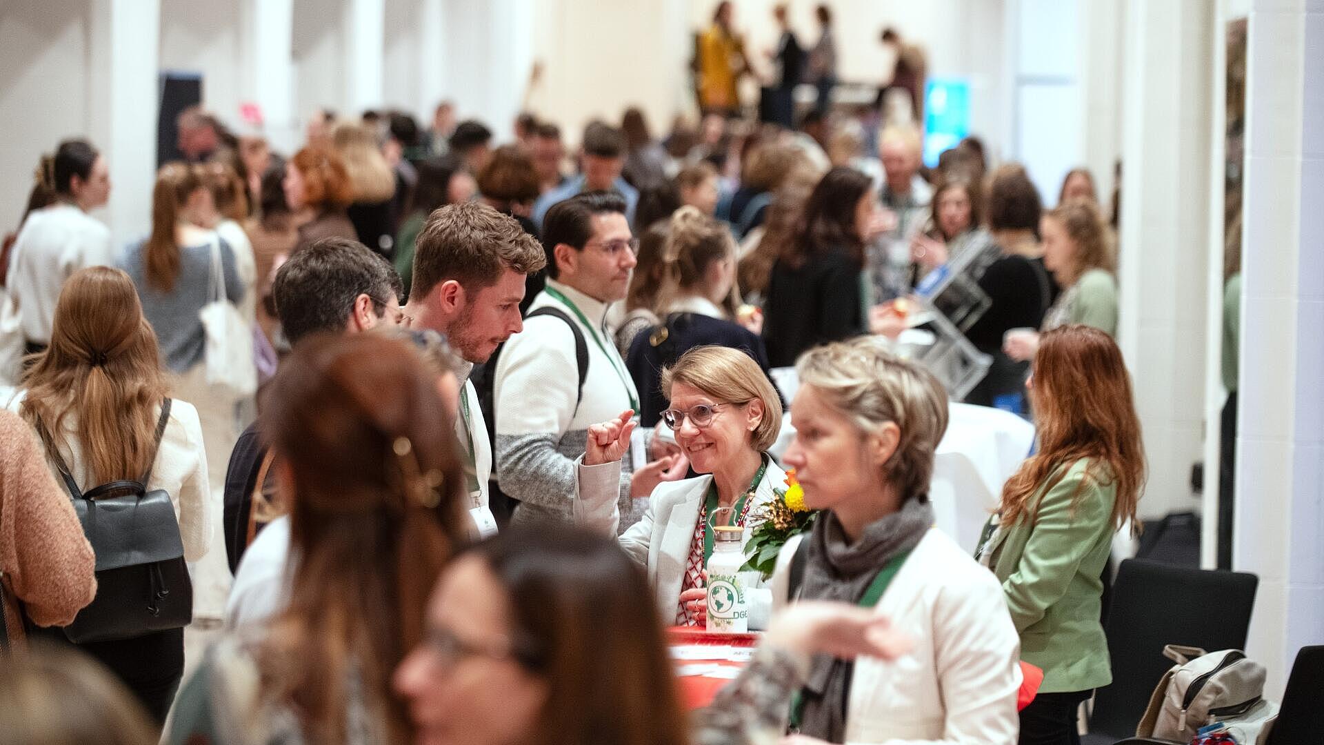 Teilnehmer*innen im Foyer