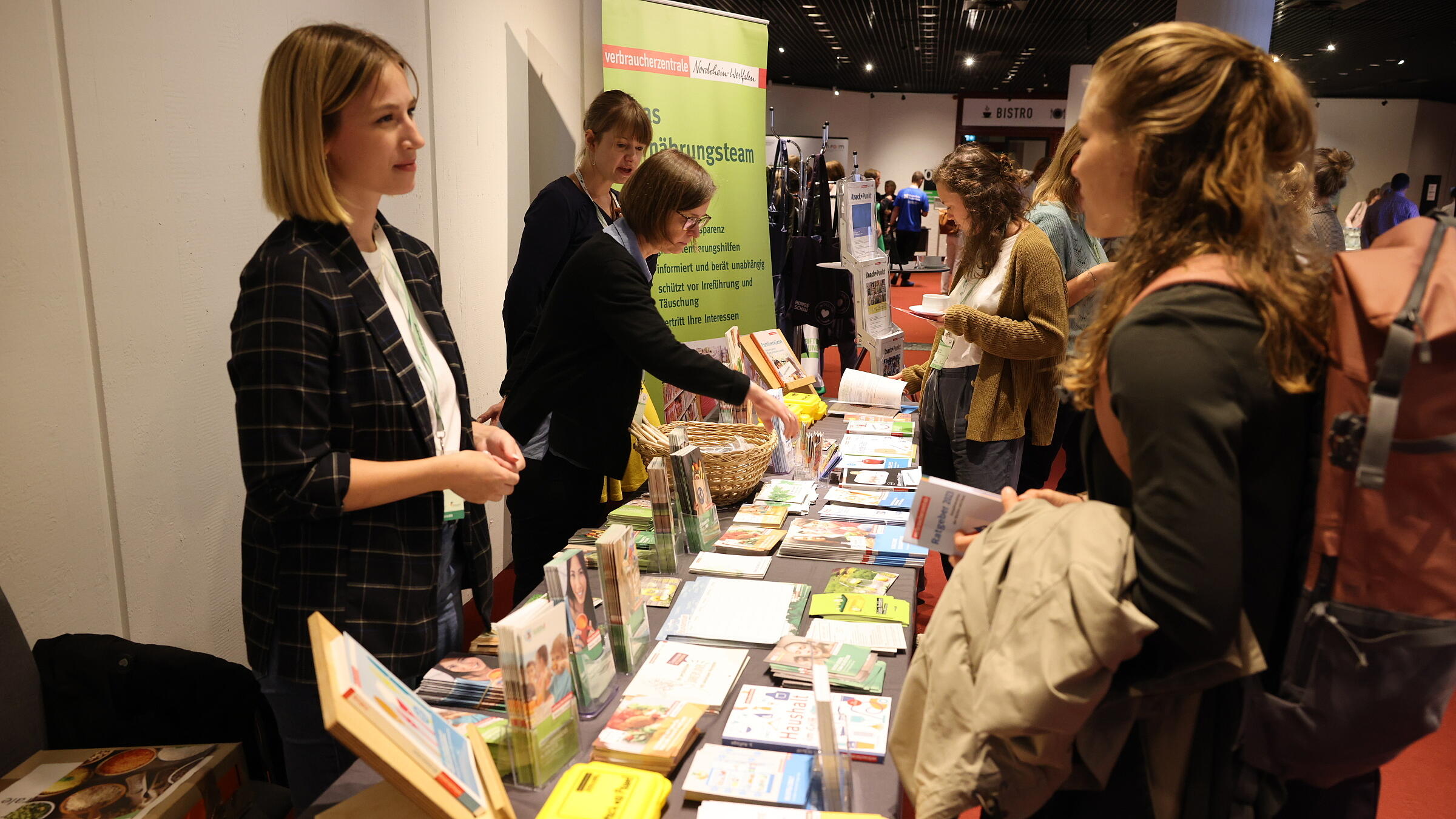 Fachgespräch am Stand der Verbaucherzentrale