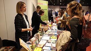 Fachgespräch am Stand der Verbaucherzentrale