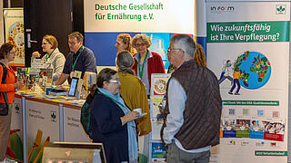 Am DGE-Stand informieren sich Teilnehmer*innen über neue Medien der DGE