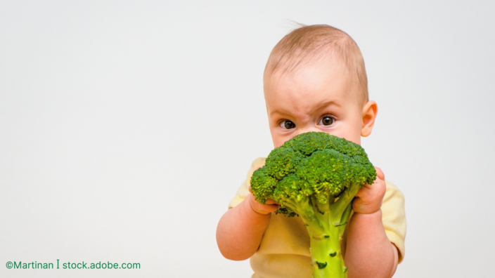 Baby hält Brokkoli