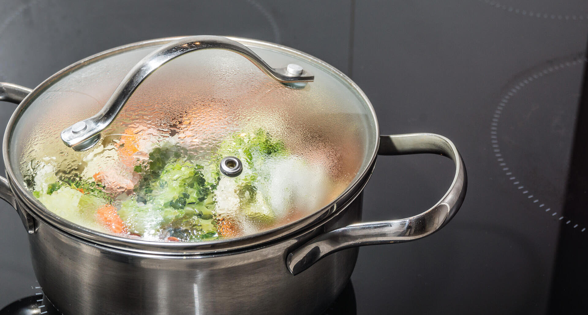 8. Schonend zubereiten: Garen Sie Lebensmittel so lange wie nötig und so kurz wie möglich, mit wenig Wasser und wenig Fett. Vermeiden Sie beim Braten, Grillen, Backen und Frittieren das Verbrennen von Lebensmitteln.