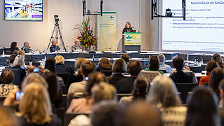 Prof. Dr. Britta Renner am Pult vor dem Auditorium
