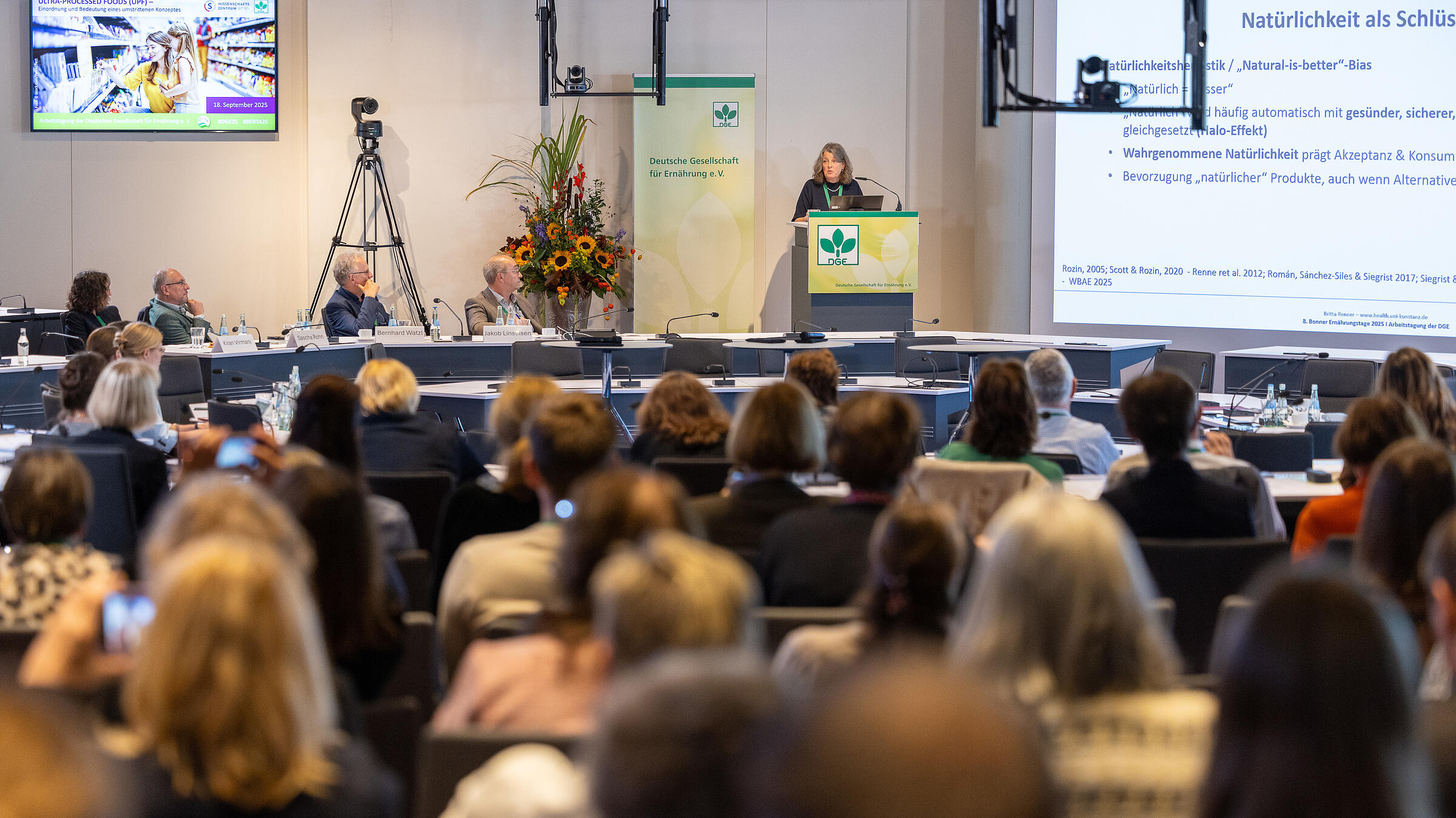 Prof. Dr. Britta Renner am Pult vor dem Auditorium