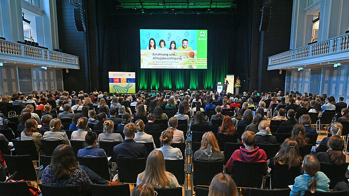 vollbesetzter Festsaal des Kongress-Palais in Kassel bei der Eröffnung der Veranstaltung