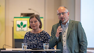Prof. Dr. Rohn mit Mikrofon, links daneben Prof. Dr. Jutta Dierkes