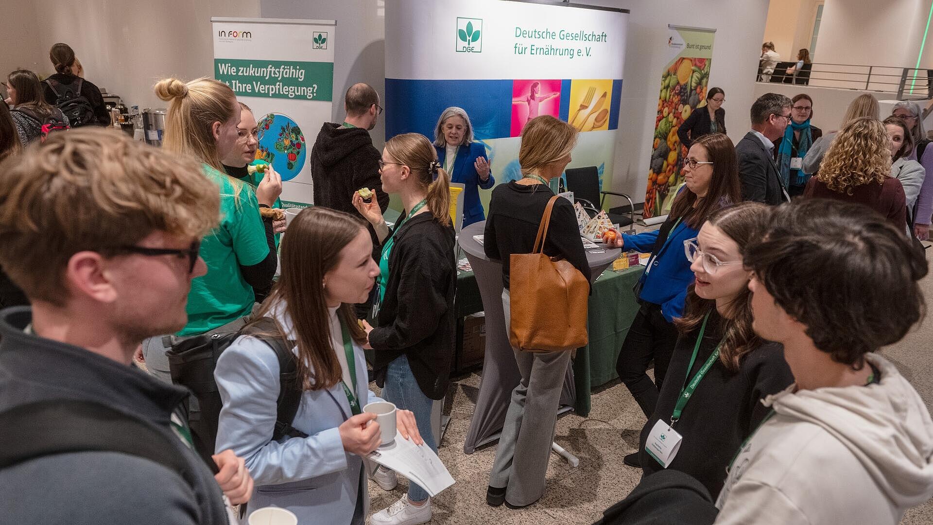 Der DGE-Stand im Foyer