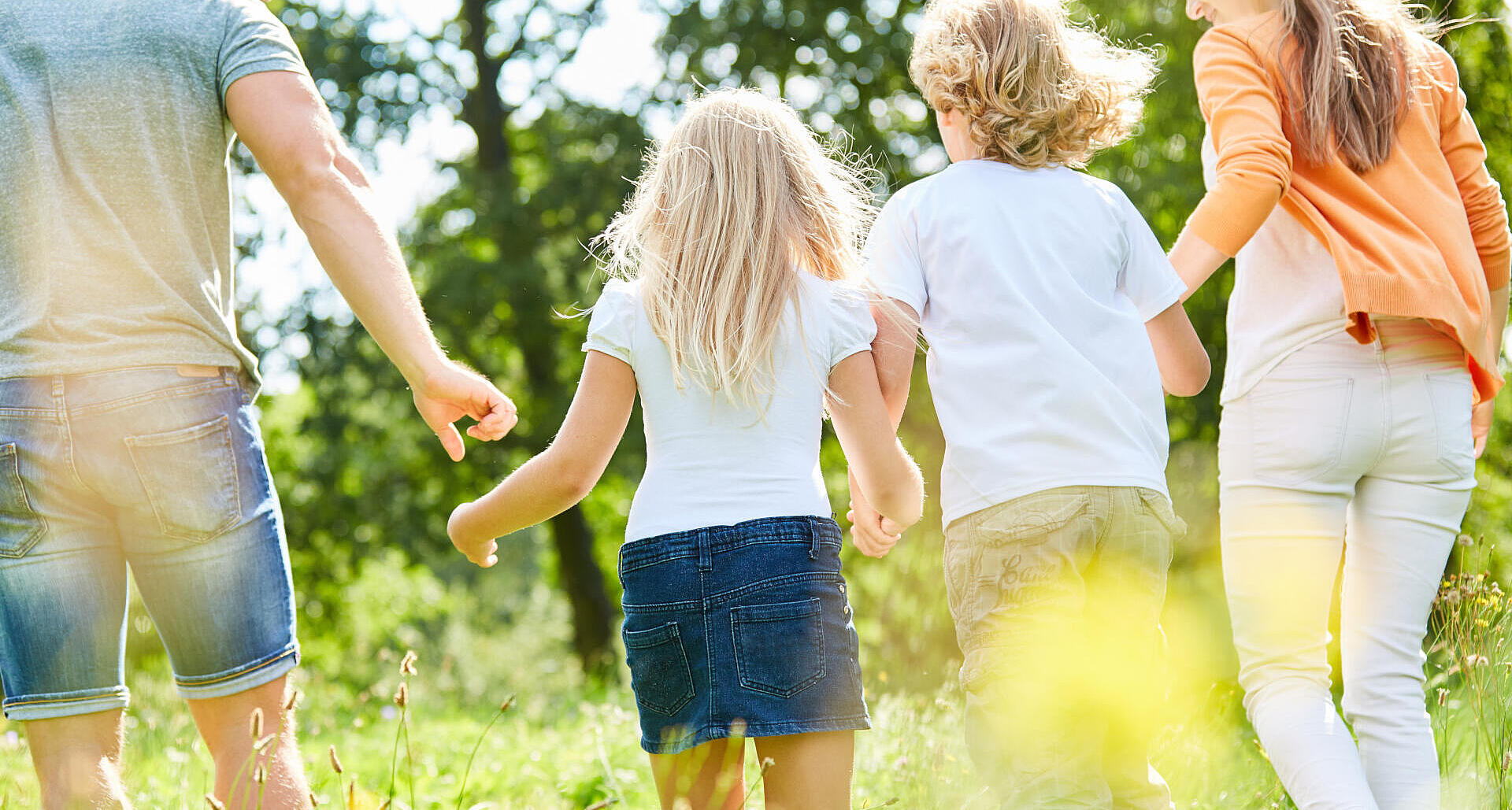 10. Auf das Gewicht achten und in Bewegung bleiben: Vollwertige Ernährung und körperliche Aktivität gehören zusammen. Dabei ist nicht nur regelmäßiger Sport hilfreich, sondern auch ein aktiver Alltag, in dem Sie z. B. öfter zu Fuß gehen oder Fahrrad fahren.