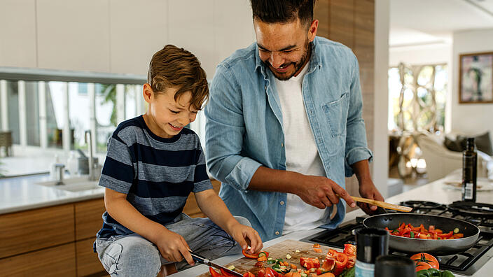 Vater und Sohn bereiten Essen in der Küche vor