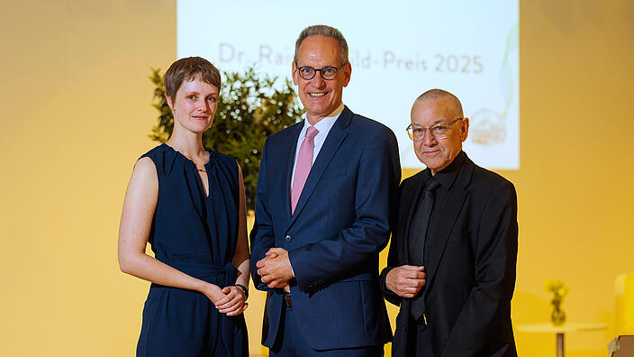 Anne Carolin Schäfer (links), Dr. Hans-Joachim Arnold, Vorstandsvorsitzender der Dr. Rainer Wild-Stiftung (Bildmitte) Prof. Dr. Thomas Vilgis (rechts)