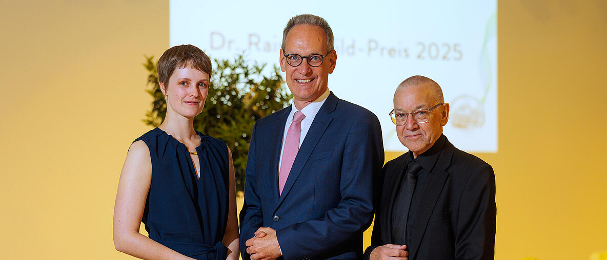 Anne Carolin Schäfer (links), Dr. Hans-Joachim Arnold, Vorstandsvorsitzender der Dr. Rainer Wild-Stiftung (Bildmitte) Prof. Dr. Thomas Vilgis (rechts)