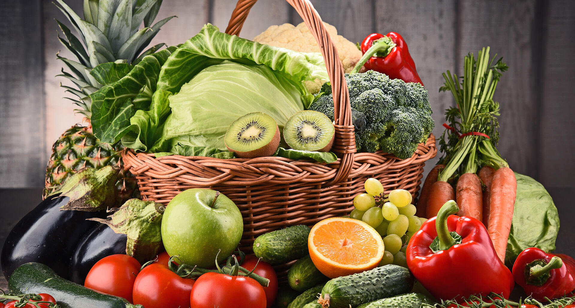 2. Gemüse und Obst – nimm „5 am Tag“: Genießen Sie mindestens 3 Portionen Gemüse und 2 Portionen Obst am Tag. Zur bunten Auswahl gehören auch Hülsenfrüchte wie Linsen, Kichererbsen und Bohnen sowie (ungesalzene) Nüsse.