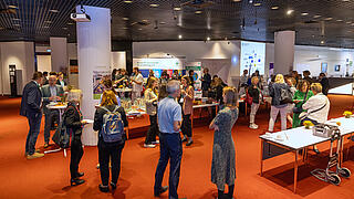 Menschen stehe im Foyer des WZW
