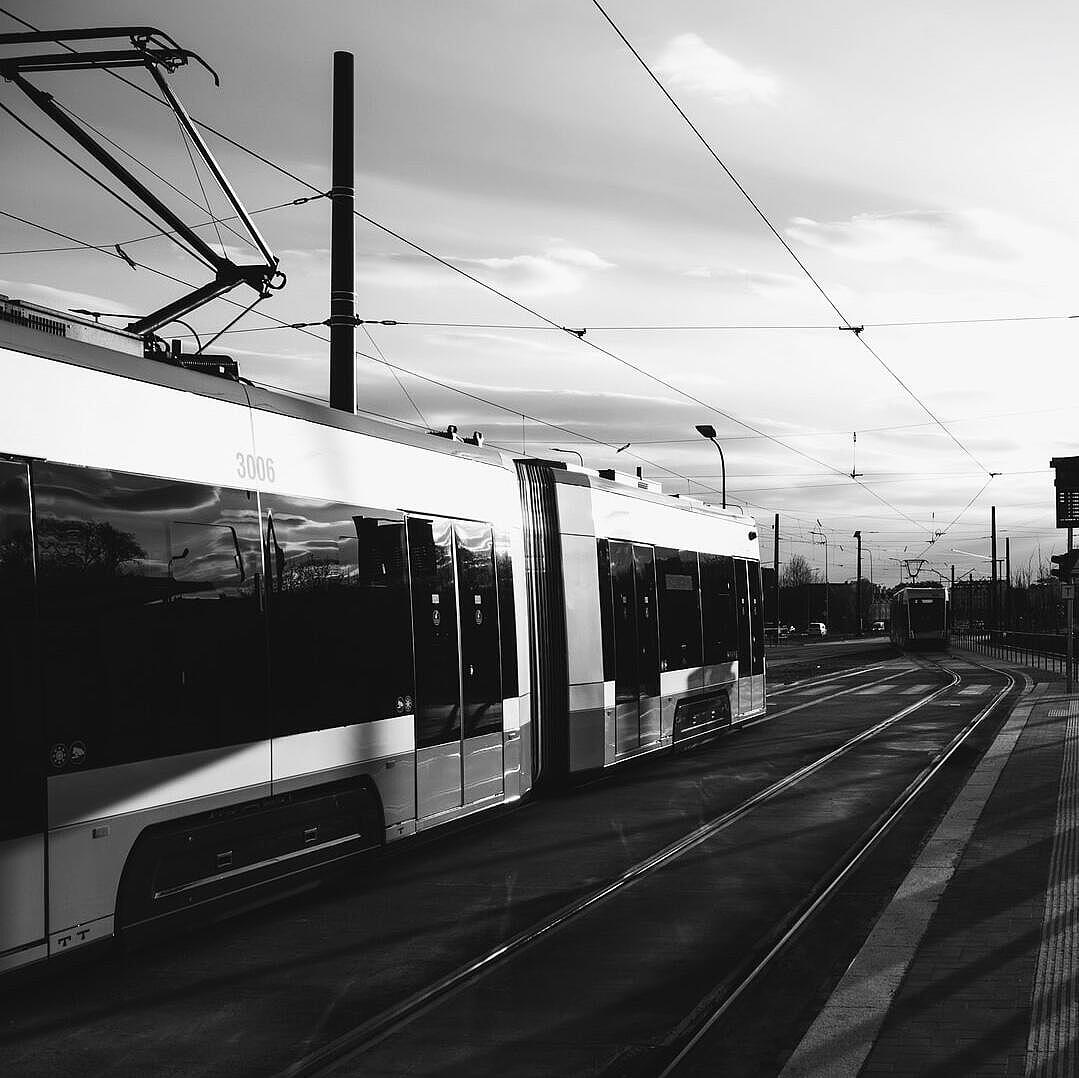 Bahnhof mit einfahrendem Zug