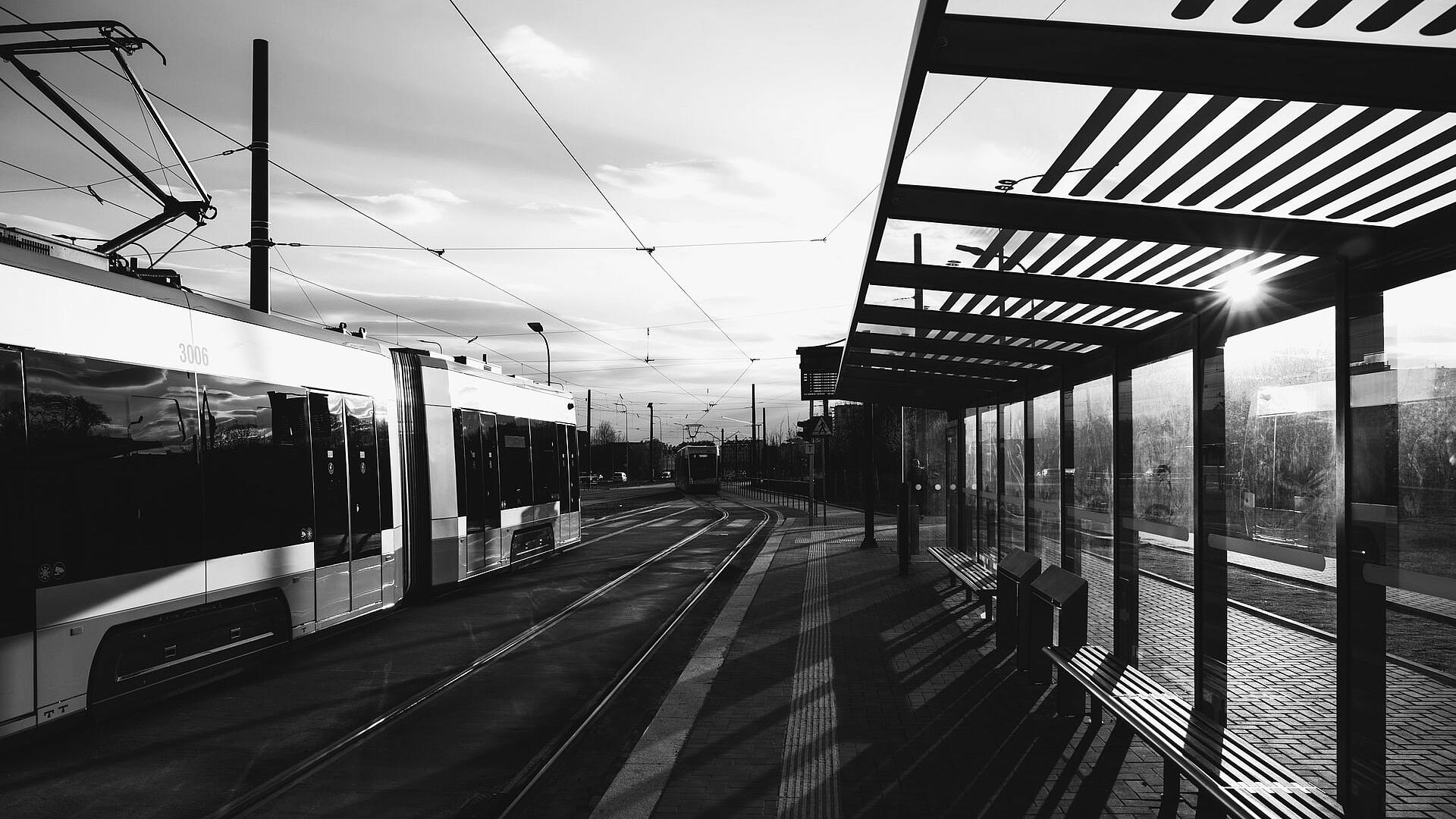 Bahnhof mit einfahrendem Zug