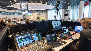 Mischpulte der Bildregie, die die Veranstaltung aufgezeichnet haben.