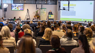 Auditorium im Vordergrund, im Hintergrund steht Prof. Dr. Bernhard Watzl am Rednerpult