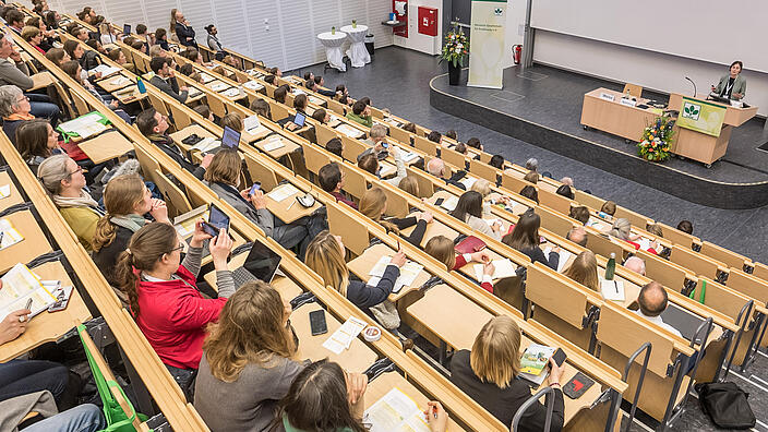 viele Menschen im Hörsaal