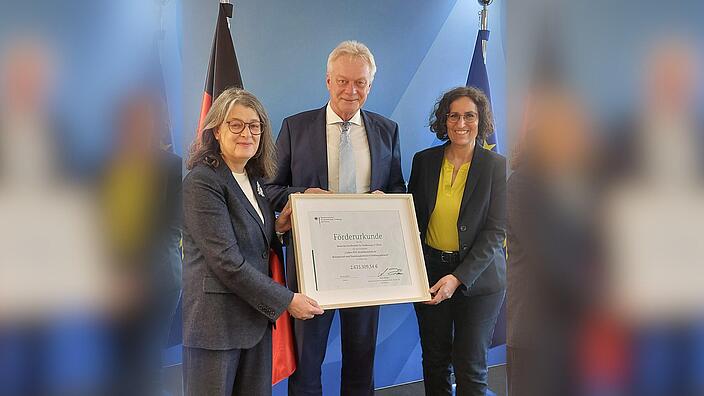 Übergabe der Förderurkunde von Alois Rainer an Prof. Dr. Britta Renner (Präsidentin der DGE) und Dr. Kiran Virmani (Geschäftsführerin der DGE)