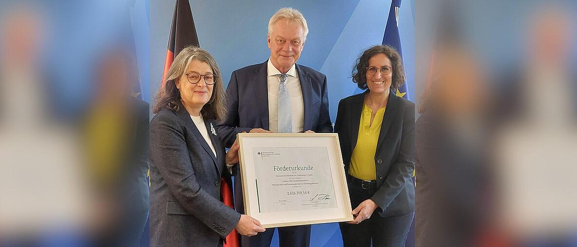 Übergabe der Förderurkunde von Alois Rainer an Prof. Dr. Britta Renner (Präsidentin der DGE) und Dr. Kiran Virmani (Geschäftsführerin der DGE)