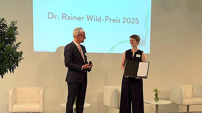 Anne Carolin Schäfer erhält den Dr. Rainer Wild-Preis von Dr. Hans-Joachim Arnold