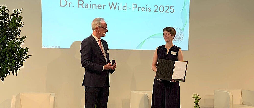 Anne Carolin Schäfer (rechts im Bild) erhält den Dr. Rainer Wild-Preis von Dr. Hans-Joachim Arnold