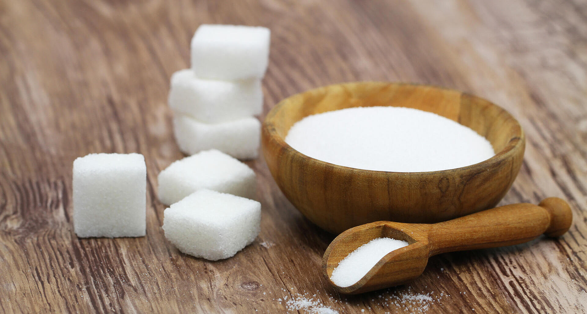 6. Zucker und Salz einsparen: Mit Zucker gesüßte Lebensmittel und Getränke sind nicht empfehlenswert. Vermeiden Sie diese möglichst und setzen Sie Zucker sparsam ein. Sparen Sie Salz und reduzieren Sie den Anteil salzreicher Lebensmittel. Würzen Sie kreativ mit Kräutern und Gewürzen.