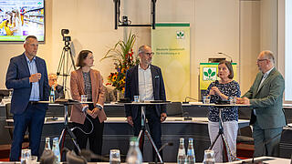 Diskussionrunde am Stehtisch, es spricht Prof. Dr. Jutta Dierkes