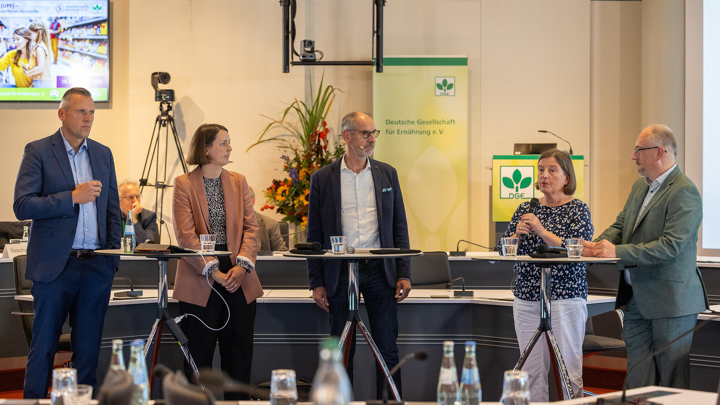Diskussionrunde am Stehtisch, es spricht Prof. Dr. Jutta Dierkes 