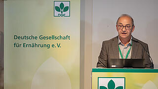 Prof. Dr. Jakob Linseisen am Rednerpult.