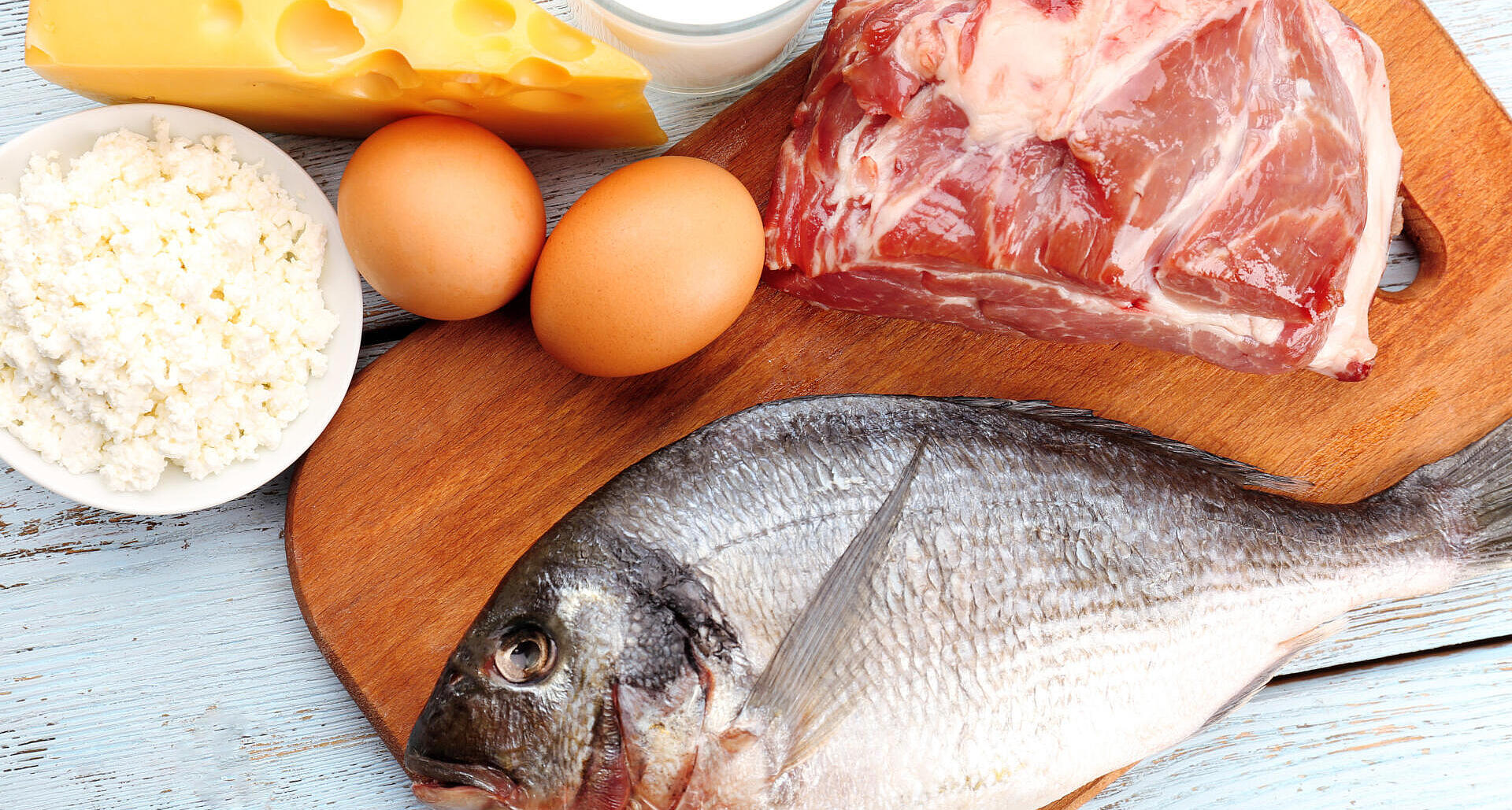 4. Mit tierischen Lebensmitteln die Auswahl ergänzen:  Essen Sie Milch und Milchprodukte wie Joghurt und Käse täglich, Fisch ein- bis zweimal pro Woche. Wenn Sie Fleisch essen, dann nicht mehr als 300 bis 600 g pro Woche.