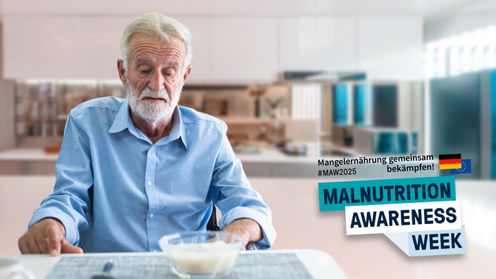 Ein älterer Mann sitzt am Küchentisch und scheint kein Interesse an seinem Essen zu haben.